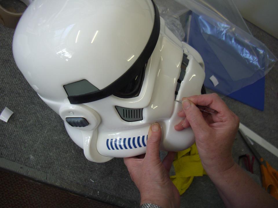 Мастер доводит шлем штурмовика Star Wars