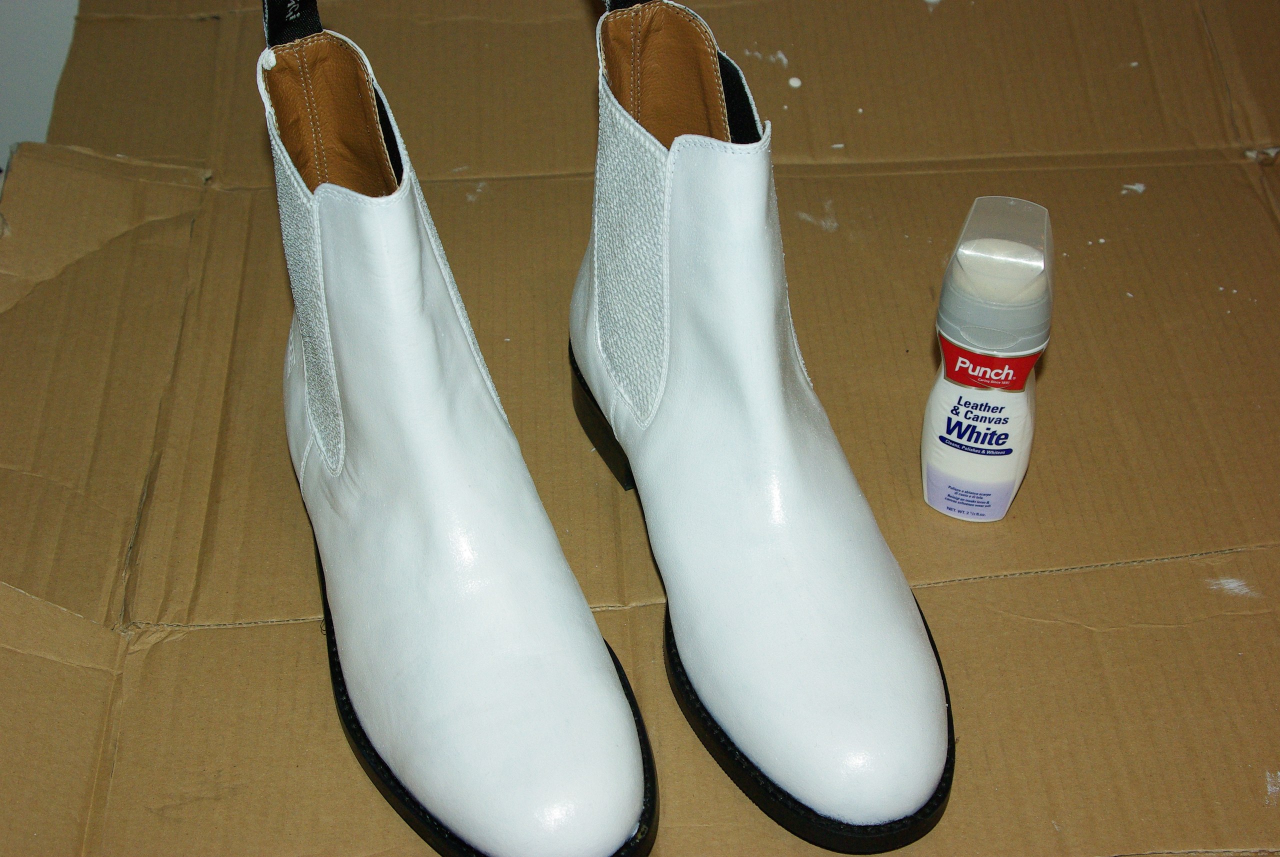 После покраски можно дополнительно покрыть обувь белым кремом для обуви