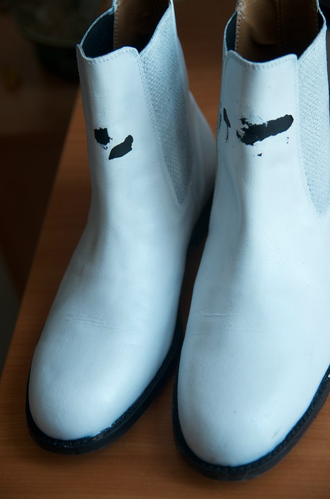 Будьте готовы к тому, что при интенсивном использовании краска может стираться с обуви - в местах соприкосновения с элементами брони