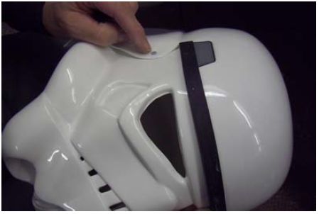 На передней и задней части деталей шлема предварительно просверлены отверстия. Скрепите детали, используя винт и гайку M3 x 10 мм