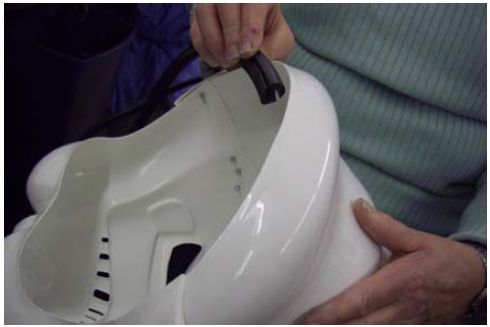 Толстая резиновая лента используется для отделки нижней части шлема, соприкасающейся с шеей штурмовика. Прикрепляйте ее по кругу к краям шлема, начав с задней част