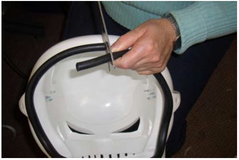 Обрежьте остаток резиновой ленты так, чтобы концы отделки плотно сидели на краях шлема